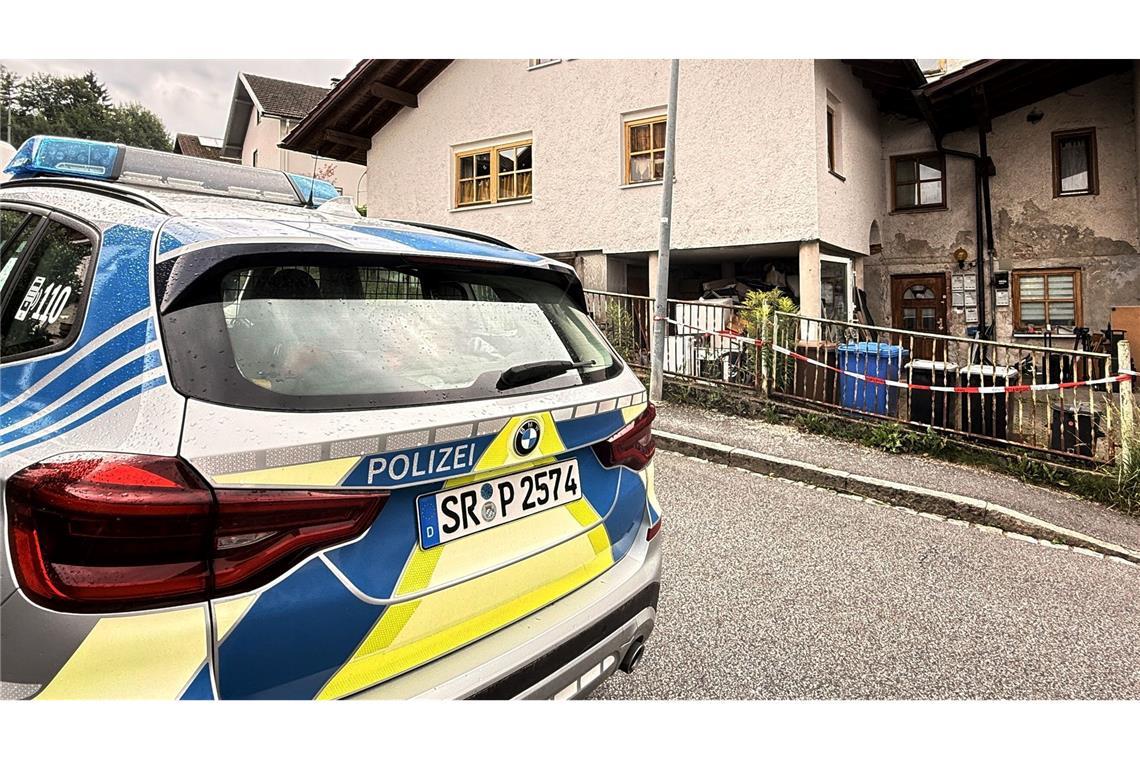 Verdächtiger weist Polizei auf drei Leichen in Zwiesel hin Das optisch heruntergekommene Haus ist in der Nachbarschaft als "Problemhaus" bekannt.