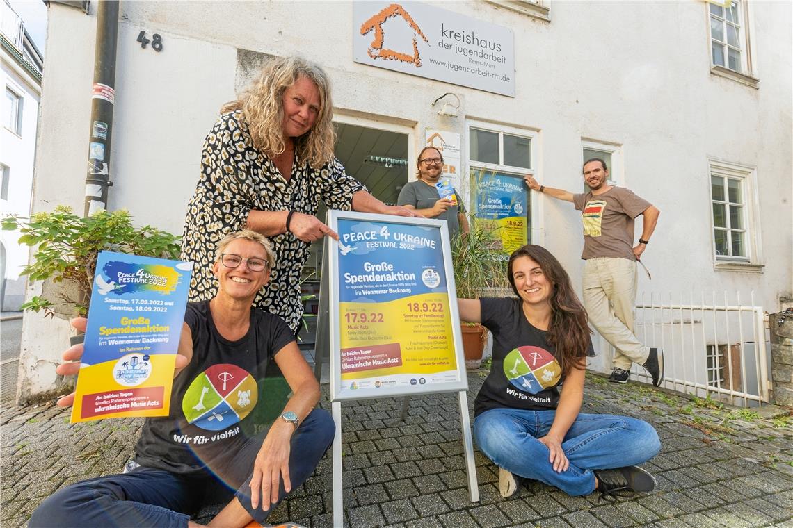 Peace-4-Ukraine-Festival im Backnanger Freibad Das Organisationsteam beim Kreisjugendring freut sich schon auf das Festival am Wochenende: (von links) Angelika Roth, Marita Trautner, Armin Holp, Melanie Rautscher und Jochen Schneider vom Verein Kubus. Foto: Alexander Becher