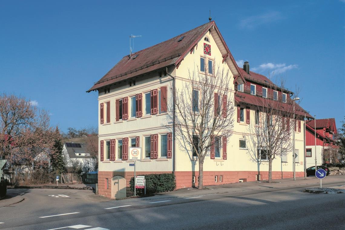 Vorbehalte gegen Neubau im Schulhof Das ortsbildprägende alte Schulhaus in Oberweissach soll saniert werden. Der Investor plant zur Finanzierung des kostspieligen Vorhabens, auf dem ehemaligen Schulhof auf der Rückseite des Gebäudes ein Mehrfamilienhaus zu errichten. An dessen Dimensionen entzündet sich Kritik. Foto: A. Becher