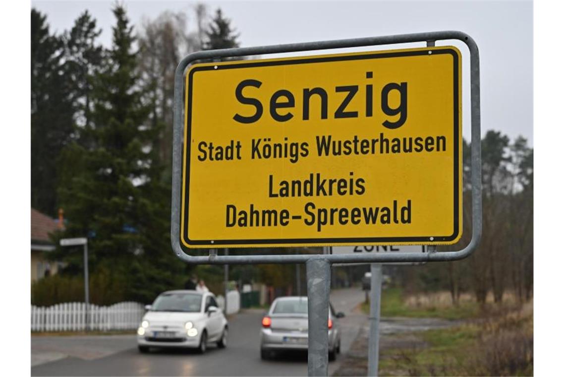 Das Ortseingangsschild von Senzig, einem Ortsteil der Stadt Königs Wusterhausen in Brandenburg. Foto: Patrick Pleul/dpa-Zentralbild/dpa