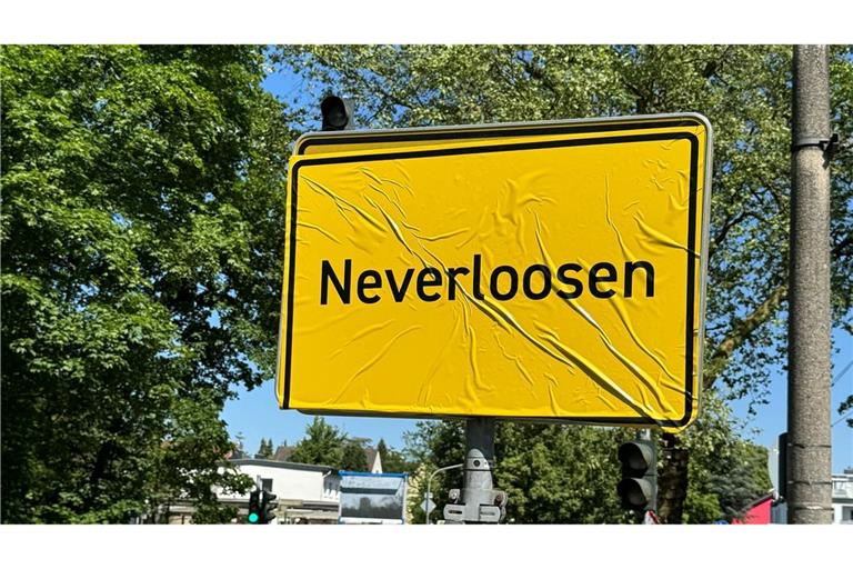 Das Ortsschild von Leverkusen im Stadtteil Schlebusch ist mit der Aufschrift "Neverloosen" überklebt worden.