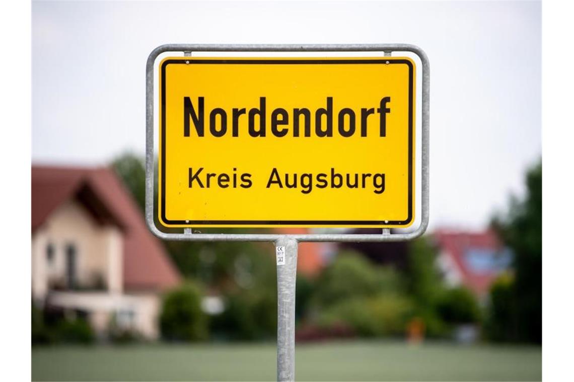 Das Ortsschild von Nordendorf im Kreis Augsburg. Foto: Matthias Balk/dpa