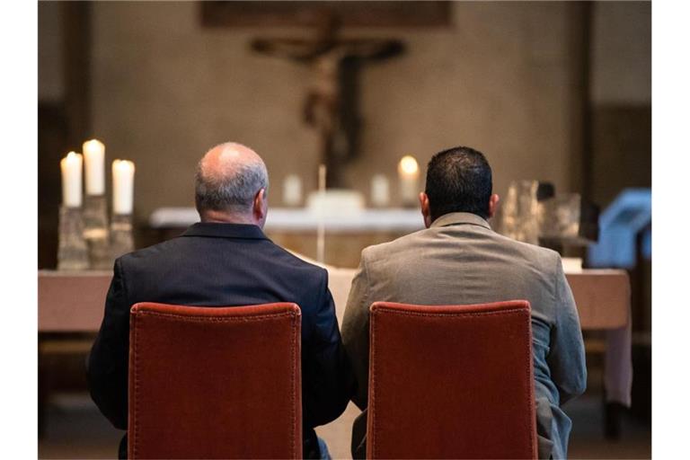 Das Paar feiert in der Leonardskirche ihren Segnungsgottesdienst. Foto: Christoph Schmidt/dpa