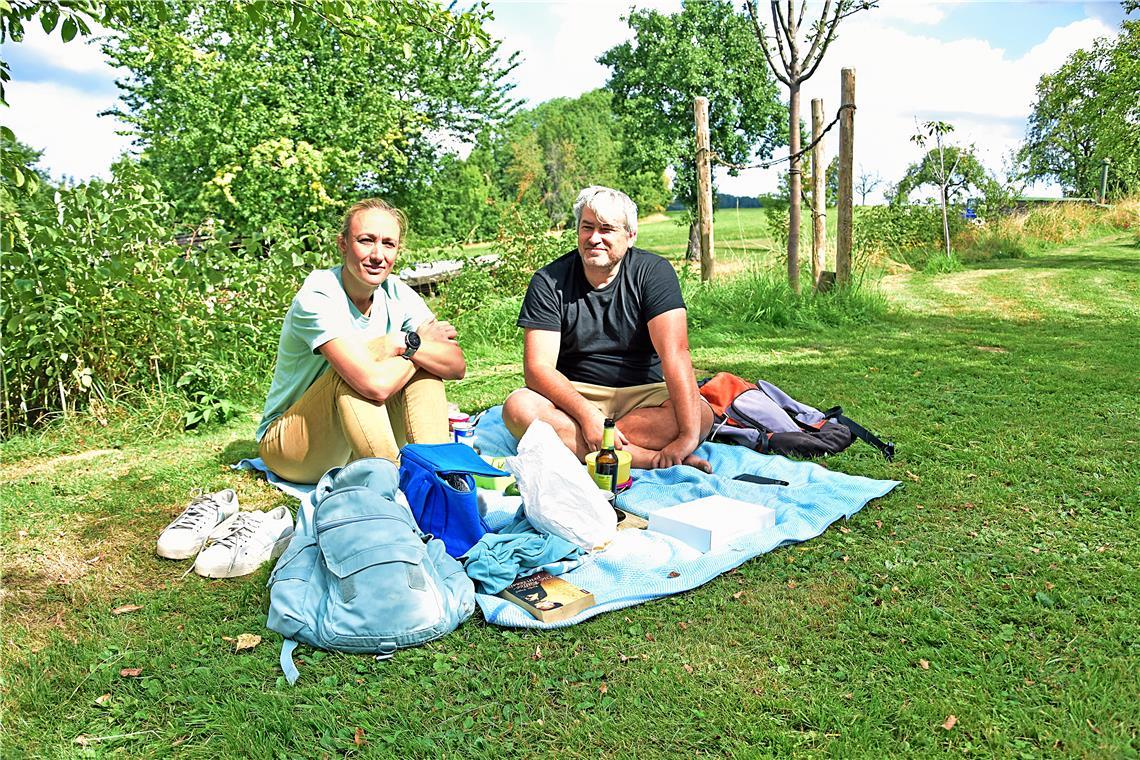 Das Paar genießt die Sonne auf der Wiese beim Biergarten. Der letzte Tag im Kabi...