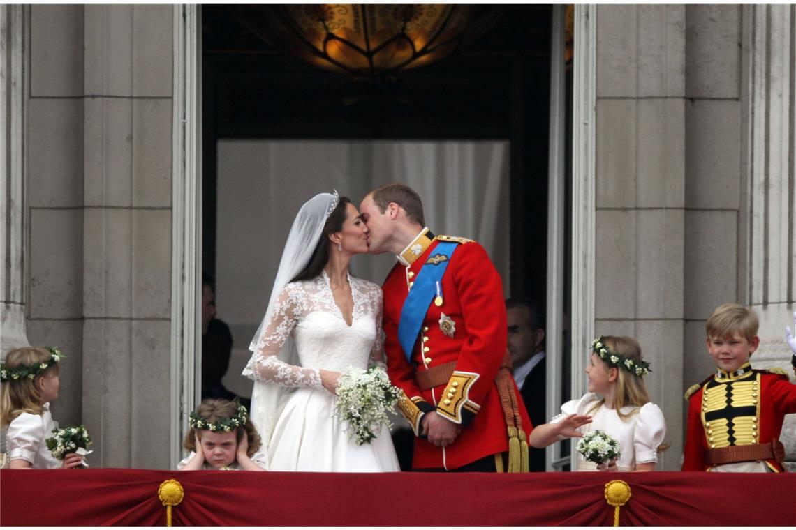 Das Paar gibt sich in Westminster Abbey das Ja-Wort. Die Braut trägt Alexander McQueen, 1,8 Sekunden dauern zwei Miniküsschen auf dem Balkon des Buckingham Palace.