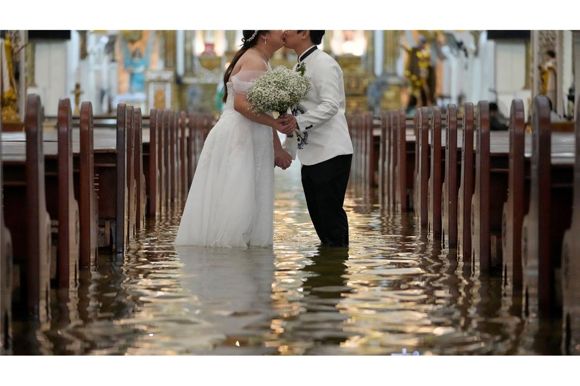Philippinen: Paar watet in überfluteter Kirche zum Jawort Das Paar wollte die Hochzeit unbedingt durchziehen.