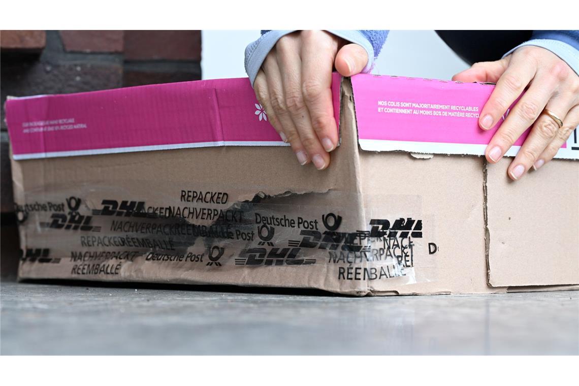 Das Paket ist endlich da, aber das ist kein Grund zur Freude: Sowohl der Karton als auch der Inhalt sind kaputt.