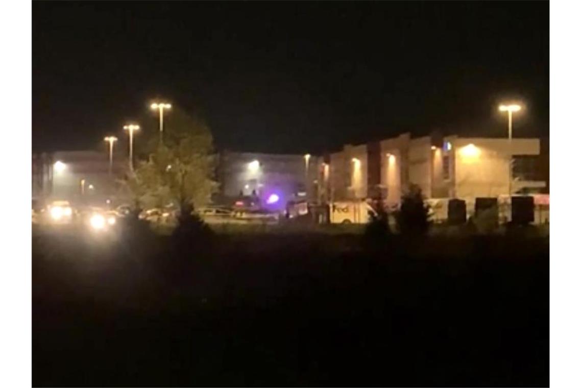 Schütze tötet acht Menschen in Fedex-Lager in Indianapolis Das Paketzentrum des Logistikunternehmens Fedex kurz nach dem Vorfall. Foto: Uncredited/WRTV/AP/dpa