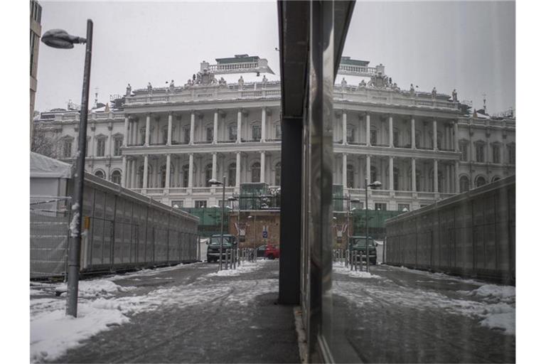 Das Palais Coburg in Wien spiegelt sich an einer Fensterfassade. Foto: Michael Gruber/AP/dpa