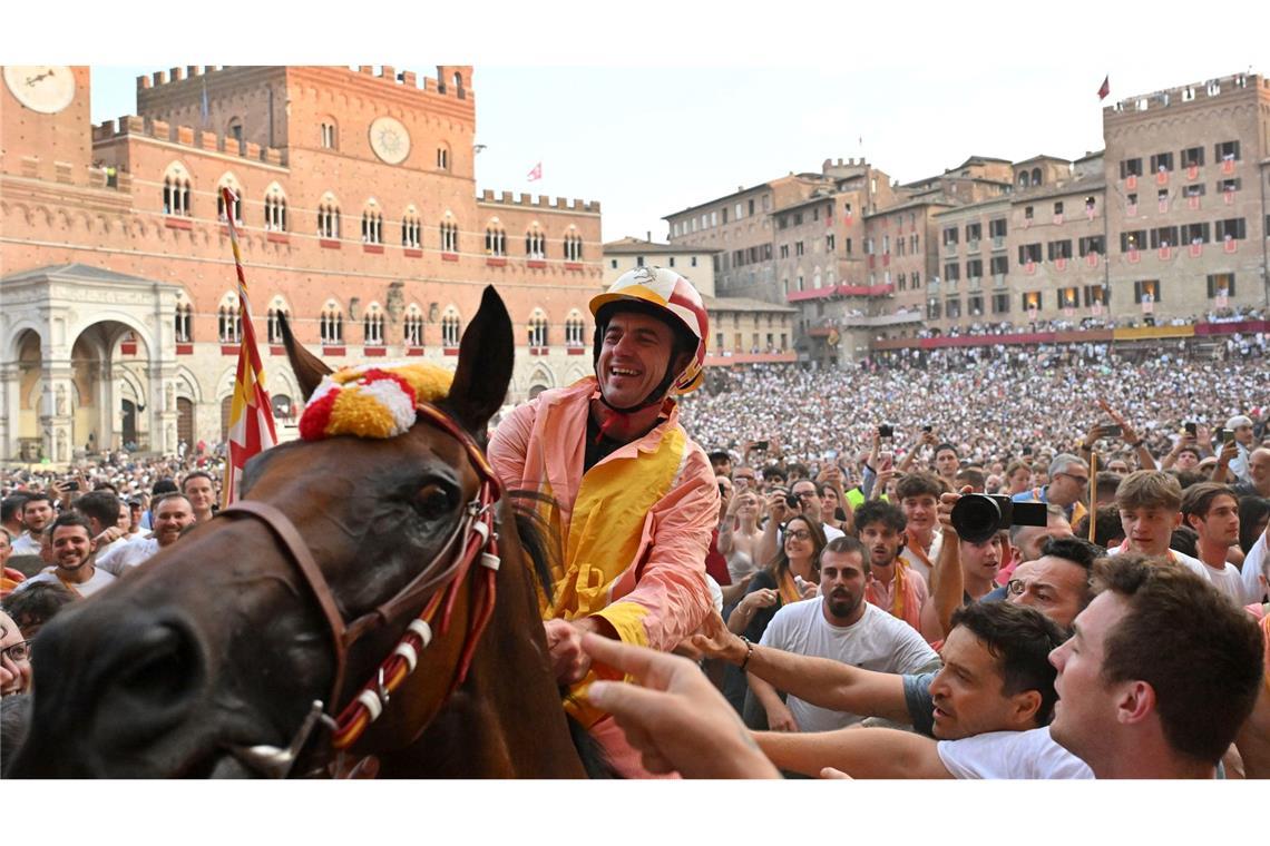 Madonna feiert 67. Geburtstag beim Pferderennen in Italien Das "Palio die Siena" ist ein traditionelles Pferderennen und gehört zu den berühmtesten historischen Ereignissen Italiens.