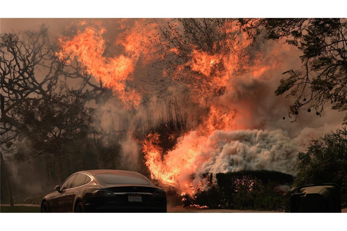 Brände in Los Angeles: Zwei Feuer weiterhin außer Kontrolle Das "Palisades Fire" wütet inmitten starker Winde.