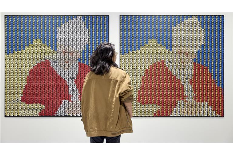 Das Papst-Bild  wurde aus einer tausendfach wiederholten Schuh-Zeichnung zusammengesetzt.