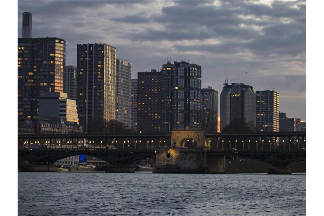 Das Pariser Geschäftsviertel Beaugrenelle an der Seine. Nach dem brutalen Angriff auf einen Jugendlichen in Paris hat der Stadtteil-Bürgermeister des 15. Arrondissement, Philippe Goujon, verstärkte Polizeipräsenz in der Gegend gefordert. Foto: Ian Langsdon/EPA/dpa