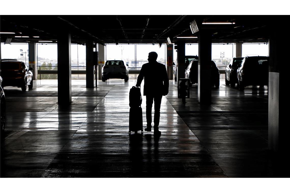 Das Parkhaus einer Autovermietung. Mietwagen werden über Ostern in Deutschland teurer sein als im Vorjahr, in etlichen anderen Ländern jedoch günstiger. (Symbolbild)