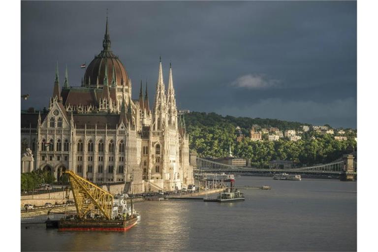 Das Parlamentsgebäude liegt in der Nähe der Stelle der Schiffskollision. Foto: Zoltan Balogh/AP/MTI