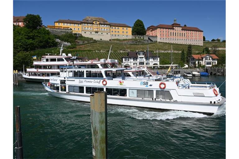 Das Passagierschiff Uhldingen fährt in dem Hafen von Meersburg am Bodensee. Foto: Felix Kästle/dpa