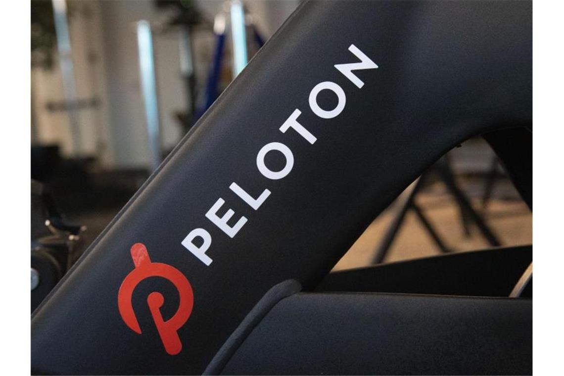 Peloton streicht Jahresziele zusammen Das Peloton-Logo ziert den Rahmen eines stationären Fahrrads. Foto: Mark Lennihan/AP/dpa