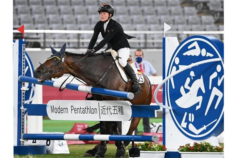 Das Pferd Saint Boy unter Annika Schleu verweigert den Sprung. Foto: Marijan Murat/dpa