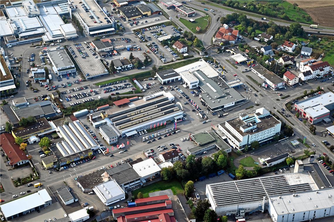 Rems-Murr-Kreis: Wärmeplanung zielt auf Nutzen für Bürger Das Pilotquartier Backnang-Süd erstreckt sich vom Kuchengrund über die Straße Im Blütengarten bis zur Spritnase an der B14. Das Wohn- und Mischgebiet gehört zu den Maßnahmen, die die Stadt kurzfristig angeht. Es gibt Dialogprozesse mit Gewerbetreibenden, etwa über Abwärmepotenziale, und Wohnungseigentümern auf Quartiersebene. Erste Förderanträge sind laut Simone Lebherz gestellt. Foto: Werner Kuhle