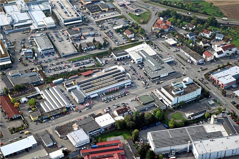 Das Pilotquartier Backnang-Süd erstreckt sich vom Kuchengrund über die Straße Im Blütengarten bis zur Spritnase an der B14. Das Wohn- und Mischgebiet gehört zu den Maßnahmen, die die Stadt kurzfristig angeht. Es gibt Dialogprozesse mit Gewerbetreibenden, etwa über Abwärmepotenziale, und Wohnungseigentümern auf Quartiersebene. Erste Förderanträge sind laut Simone Lebherz gestellt. Foto: Werner Kuhle