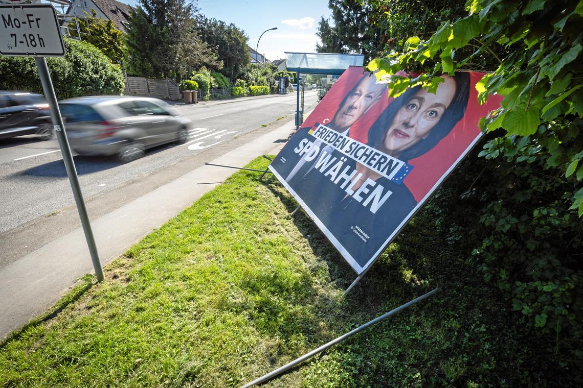 Wahlkampf in Backnang: Beleidigungen und Zerstörung von Plakaten Das Plakat an der Bushaltestelle Potsdamer Ring in Backnang wurde kürzlich umgestoßen und beschmiert.Foto: Alexander Becher