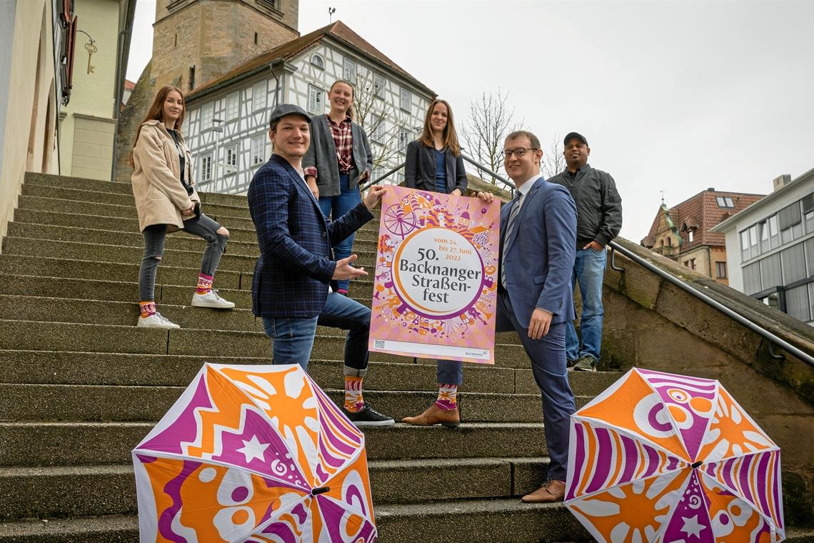Straßenfest zwischen Hoffen und Bangen Das Plakat ist gedruckt, die Fanartikel stehen bereit. Auf ein Straßenfest ohne größere Einschränkungen hoffen OB Maximilian Friedrich (Zweiter von rechts) und das Organisationsteam vom Kulturamt (von links): Lilli Büchele, Johannes Ellrott, Violetta Zobel, Laura Reich und Sanoj Abraham. Foto: A. Becher