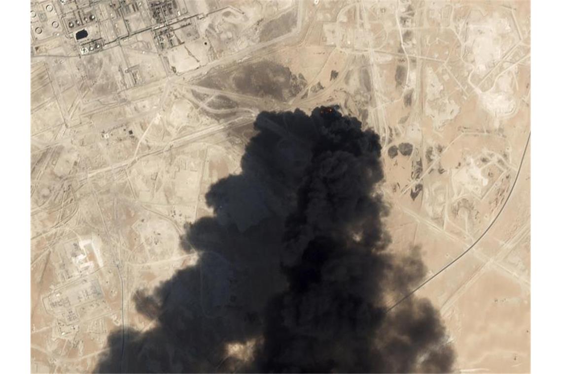Das Planet-Labs-Satellitenbild zeigt schwarzen Rauch, der aus der Raffinerie aufsteigt. Foto: Planet Labs Inc/AP