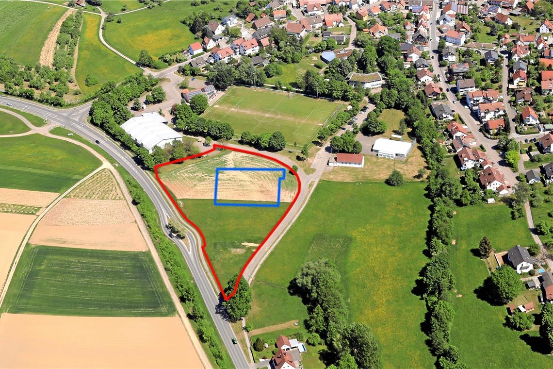 Das Plangebiet für den neuen Supermarkt (rote Linie) grenzt im Norden an die Sporthalle Oberbrüden, im Osten an den Sportplatz und das Musikerheim und im Westen an die Kreisstraße1826 zwischen Backnang-Steinbach und Unterbrüden. Mit blauer Linie ist in etwa die geplante Lage des Marktgebäudes dargestellt. 75 Parkplätze sollen im südlichen Teil des Plangebiets angelegt werden. Archivfoto: Florian Muhl