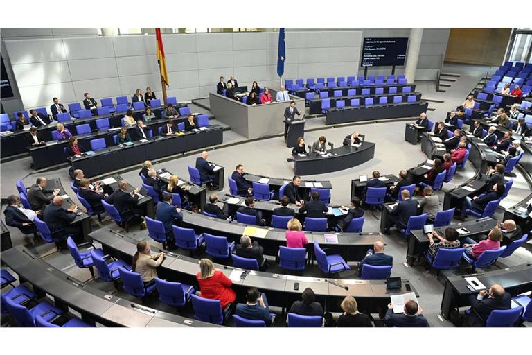 Das Plenum im deutschen Bundestag. Vor dem Rednerpult sitzen immer mehrere Personen – welche Aufgabe haben sie?
