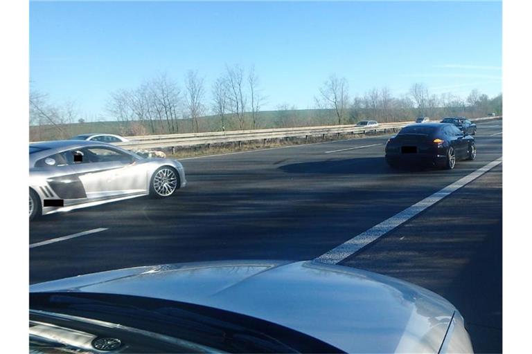 Das Polizeifoto zeigt Sportwagen, die am 25. März auf der Autobahn 3 mutwillig die Fahrbahn blockierten. Foto: Polizei Düsseldorf