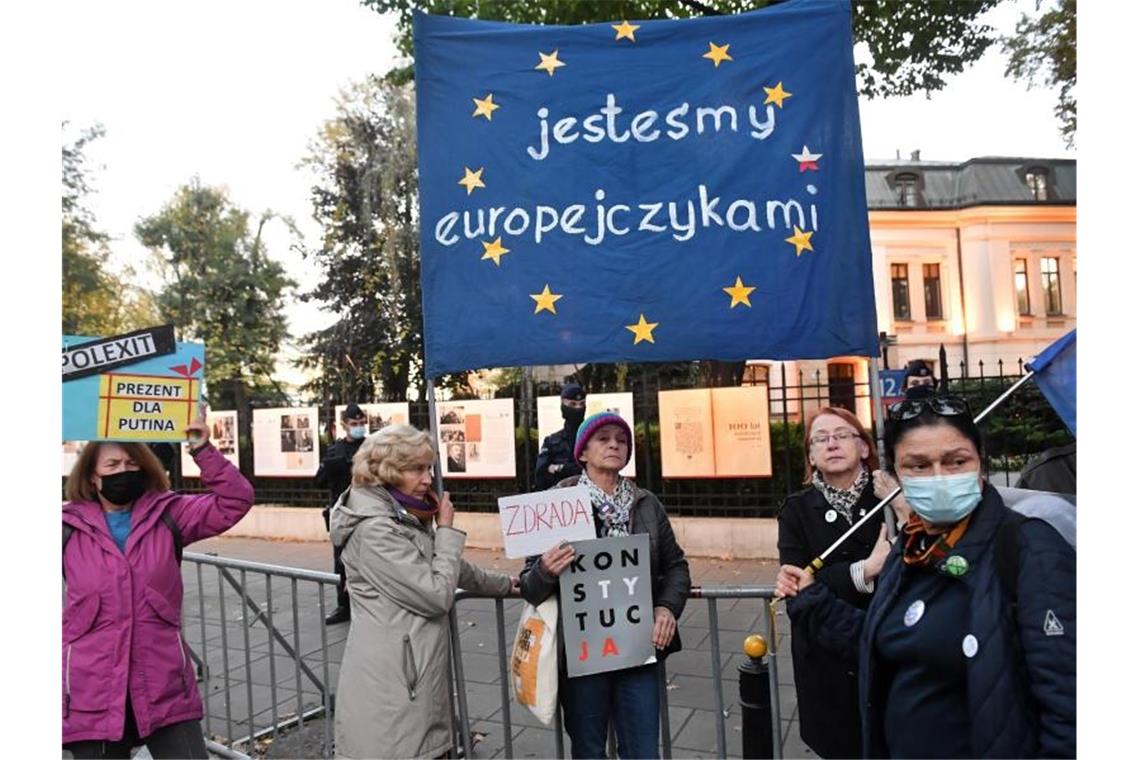 Polen zur Einhaltung der EU-Regeln aufgefordert Das polnische Verfassungsgerichts entschied, dass Teile des EU-Rechts nicht mit der polnischen Verfassung vereinbar seien. Foto: Radek Pietruszka/PAP/dpa