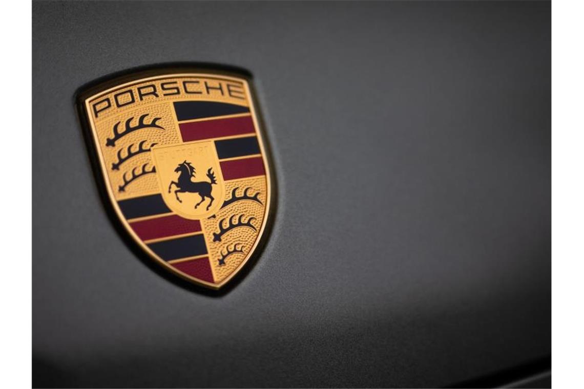 Porsche stoppt wegen Ukraine-Kriegs Taycan-Produktion Das Porsche-Logo ist am Firmensitz in Stuttgart-Zuffenhausen auf einem Auto zu sehen. Foto: Christoph Schmidt/dpa