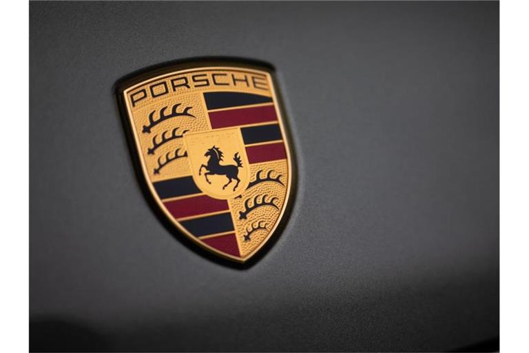 Das Porsche-Logo ist am Firmensitz in Stuttgart-Zuffenhausen auf einem Auto zu sehen. Foto: Christoph Schmidt/dpa/Symbolbild