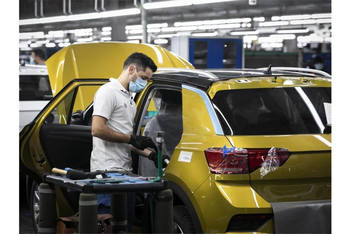 Das portugiesische Autowerk von Volkswagen Autoeuropa nahm nach anderthalb Monaten, in denen durch die Corona-Pandemie nicht produziert wurde, die Produktion wieder auf. Foto: Hugo Amaral/SOPA Images via ZUMA Wire/dpa