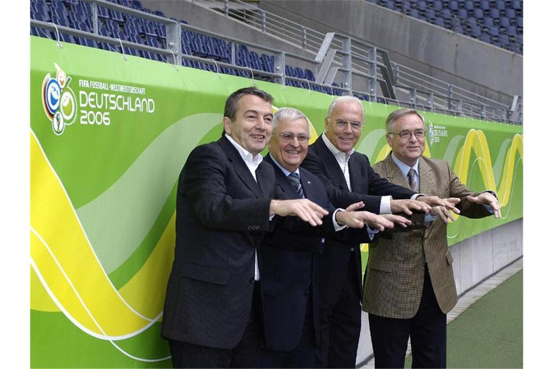 Das Präsidium des OK für die Fußball-WM 2006(l-r): Vizepräsident Wolfgang Niersbach, Vizepräsident Theo Zwanziger, Präsident Franz Beckenbauer und der 1. Vizepräsident Horst R. Schmidt. Foto: Kunz/Fotoagentur Kunz/dpa