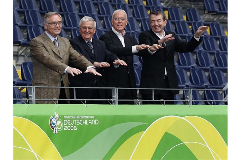 Das Präsidium des Organisationskomitees für die Fußball-WM 2006 (l-r): Horst R. Schmidt, Theo Zwanziger, Franz Beckenbauer und Wolfgang Niersbach. Foto: DB Kunz/dpa
