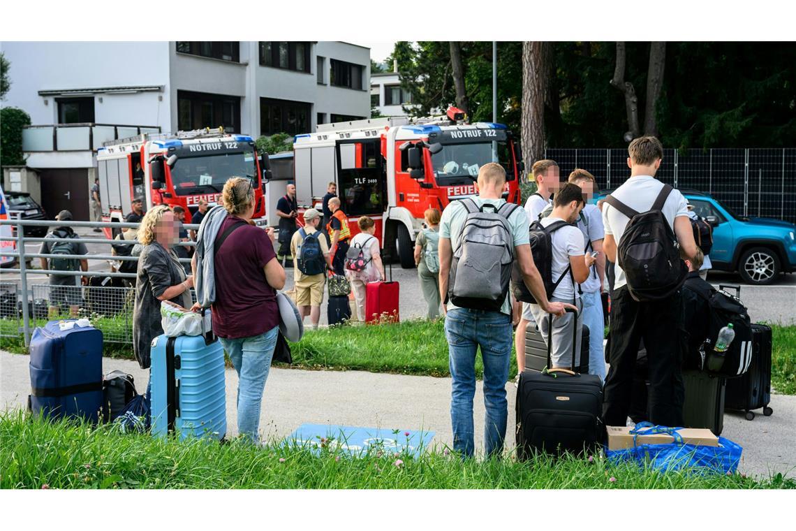 400 ICE-Passagiere aus Tunnel bei Wien gerettet Das Problem sei der Zug, nicht der Tunnel gewesen, teilte ein Sprecher der österreichischen Bahnen ÖBB mit.
