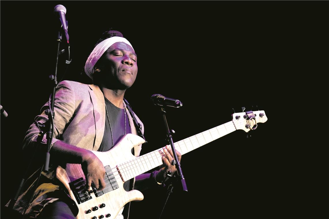 Das Programm von Bassist Richard Bona war voller Überraschungen und ließ das Publikum nie aus seinem Bann. Foto: A. Becher