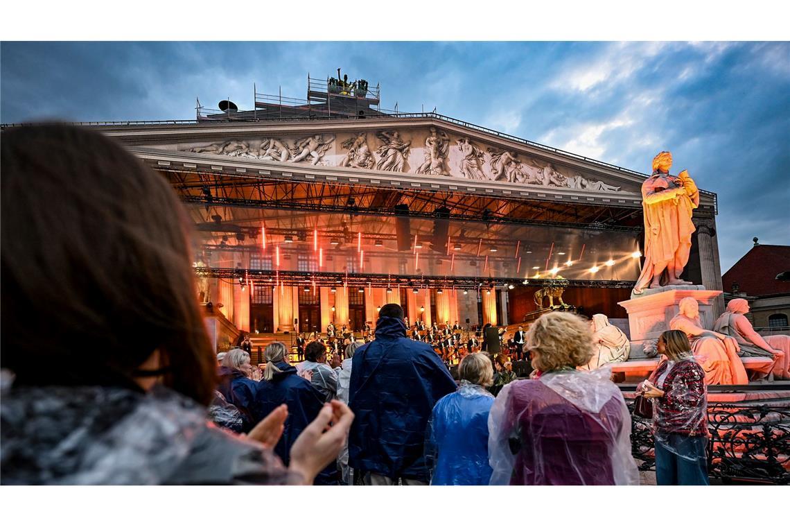 Bilder des Tages Das Publikum applaudiert beim Abschluss vom "Classic Open Air" auf dem Gendarmenmarkt in Berlin.