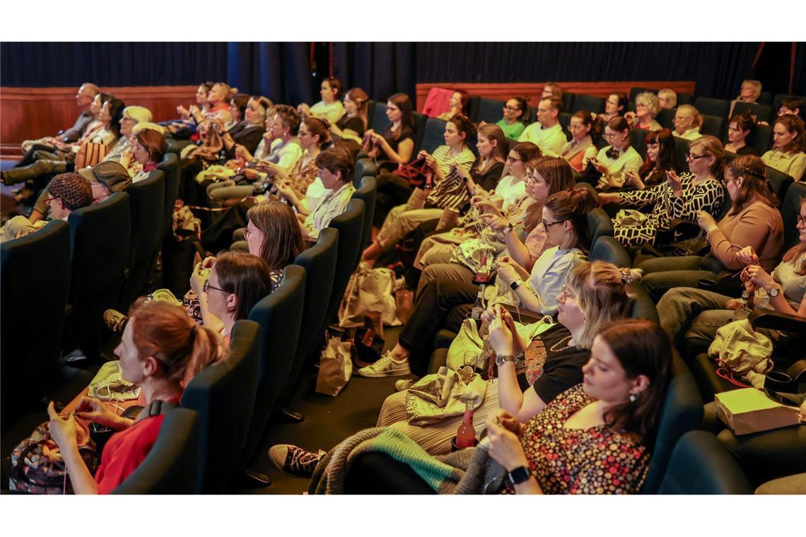 Stricken mit Popcorn - Wie Kinos zum Szene-Treff werden Das Publikum beim "Strick-Kino" sind überwiegend Frauen.