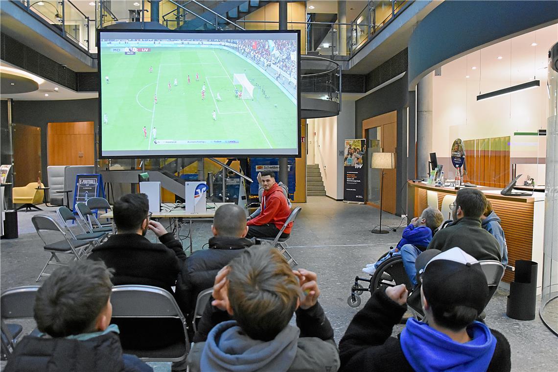 Das Publikum fieberte beim Endspiel des 5. BKZ-E-Football-Cups mit. 