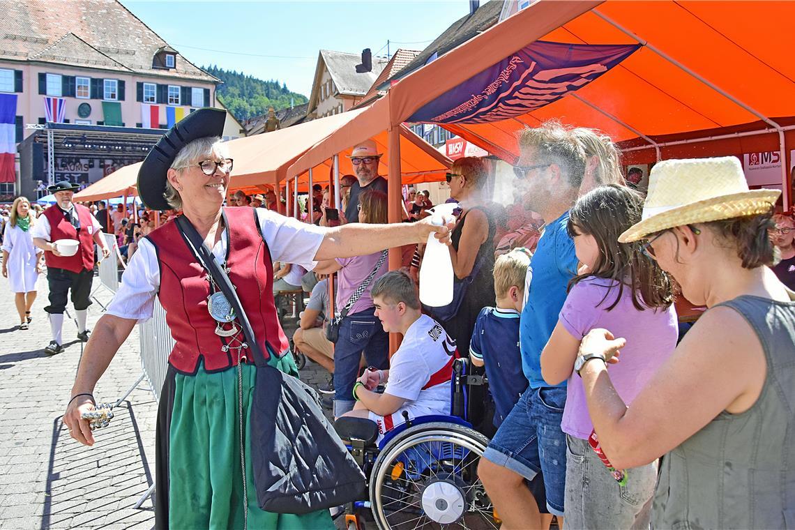 Das Publikum freut sich bei der Hitze über die Abkühlung. Feier zu 60 Jahre Städ...