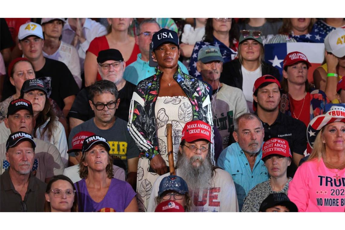 Das Publikum in Texas lauscht den Worten von Donald Trump.
