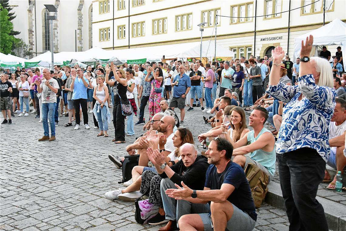 Das Publikum ist begeistert von den Queen Songs. Straßenfest 2025  in Backnang. 
