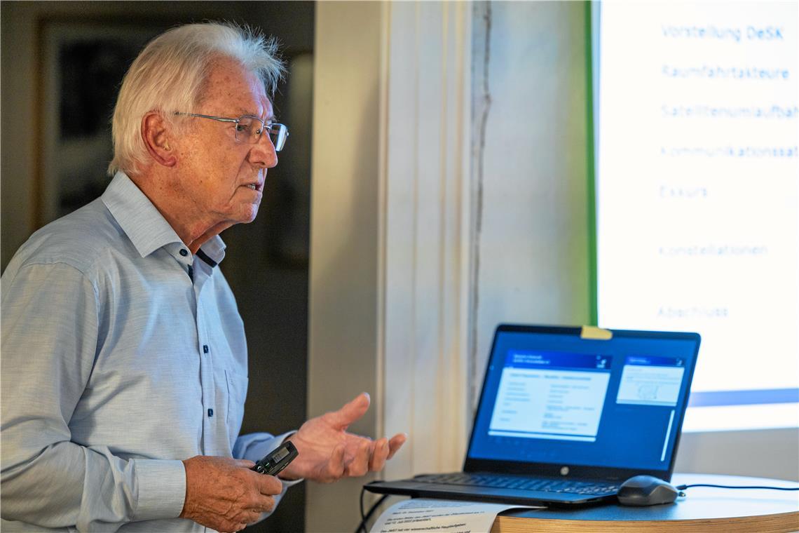 Backnang-Technik steckt in vielen Satelliten Das Publikum lauschte im Backnanger Helferhaus den Ausführungen des Ehrenvorsitzenden des Deutschen Zentrums für Satellitenkommunikation, Reinhard Schnabel. Foto: Alexander Becher