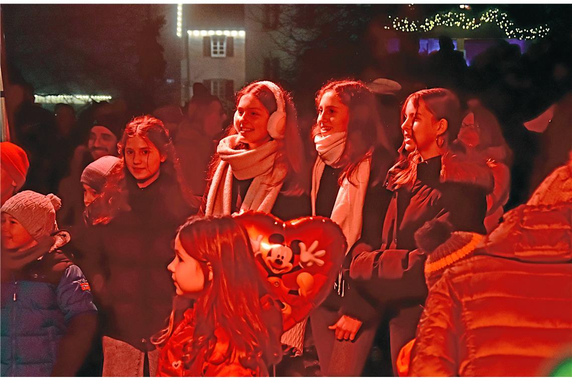 Das Publikum vor der Waldbühne. Weihnachtsmarkt in Backnang 2025. 42. Backnanger...