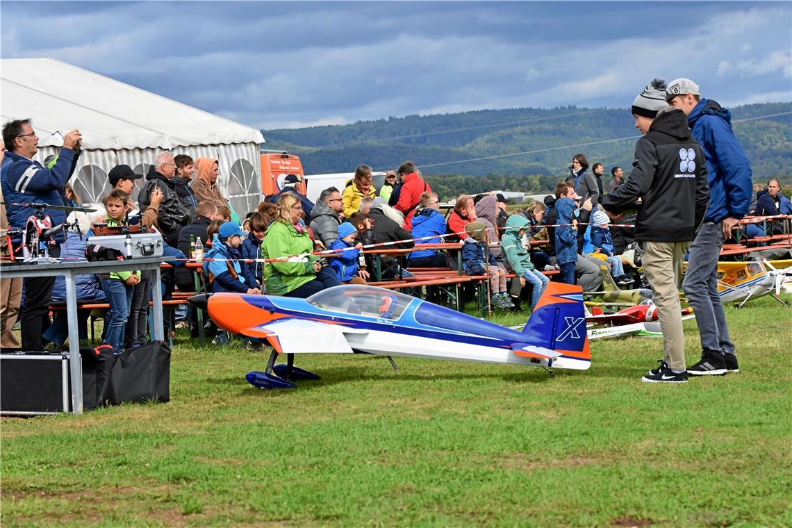 Das Publikum war bei den Flugtagen von den Leistungen der kleinen und großen Modellfliegerpiloten beeindruckt. Fotos: Tobias Sellmaier