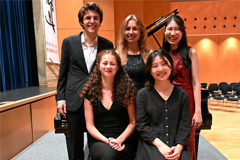 Das Quintett mit (von links) Simon Haje, Publikumspreisträgerin Tabea Streicher, Julia Stephan, Soohyun Park, und Seonghyeon Leem hat das Abschlusskonzert zu einem großen Genuss gemacht. Foto: Elisabeth Klaper