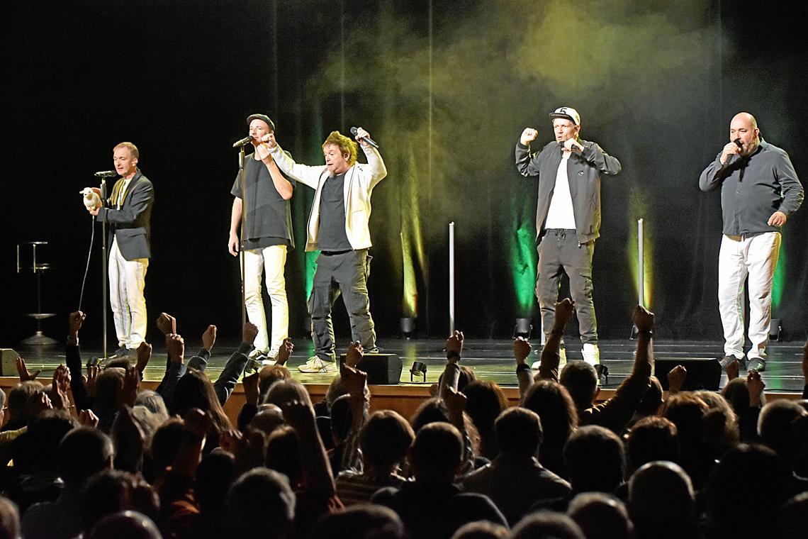 Das Quintett präsentiert Musikcomedy vom Feinsten und bringt das Publikum im Bürgerhaus auf Touren. Foto. Tobias Sellmaier