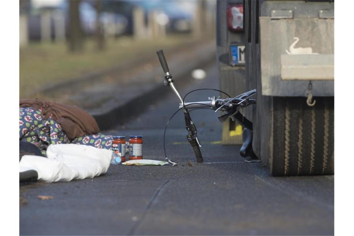 Das Rad einer Frau liegt in Berlin zwischen den Reifen eines Lkw. Die Radfahrerin starb noch an der Unfallstelle. Foto: Paul Zinken